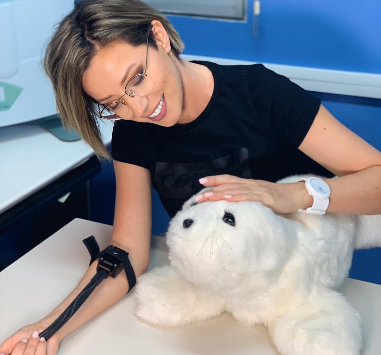 Toucher le robot phoque PARO diminue la sensation et la perception de la #douleur